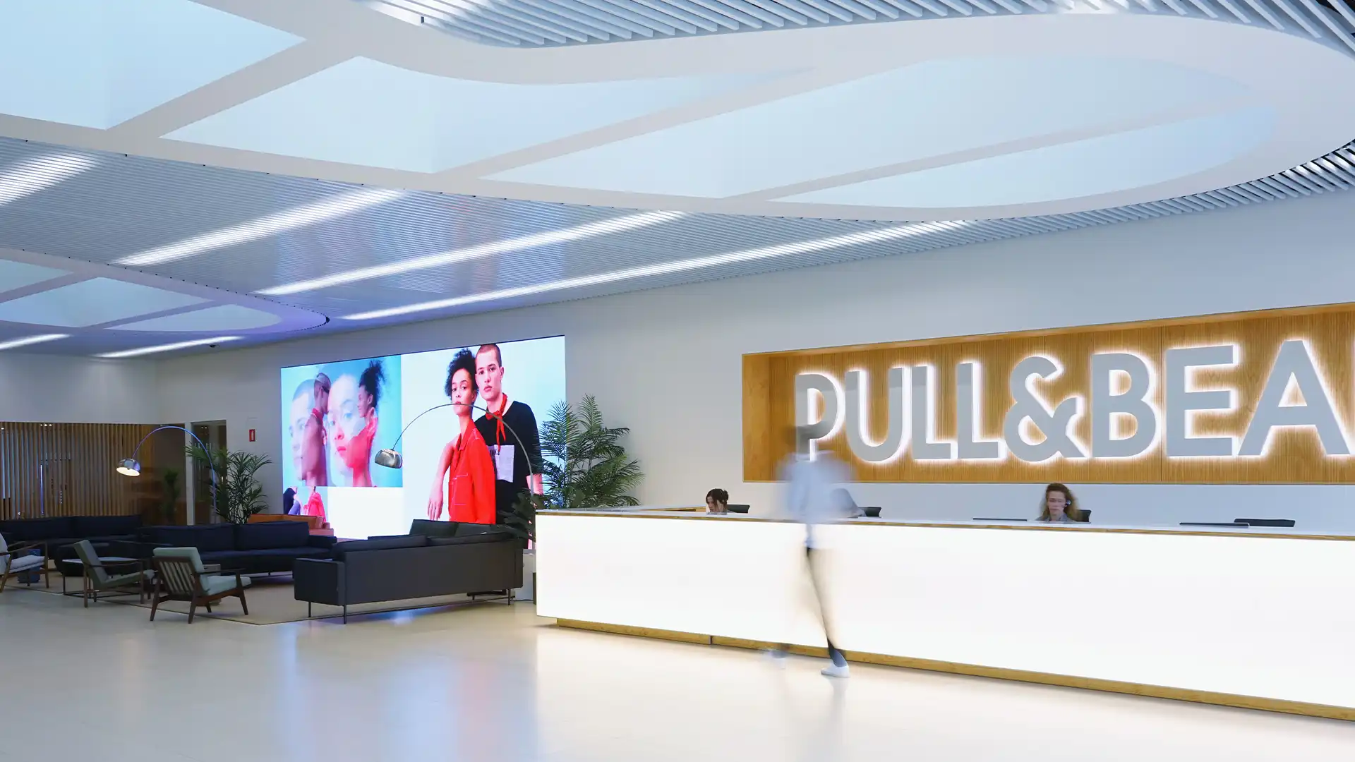 L'espace de travail ouvert au siège de Pull&Bear met en valeur l'éclairage naturel et le design minimaliste.