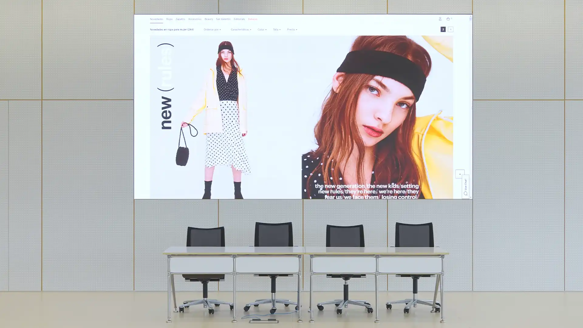 Détail de l'écran LED et du système de son d'ambiance parfaitement intégrés au mobilier de bureau Pull&Bear.