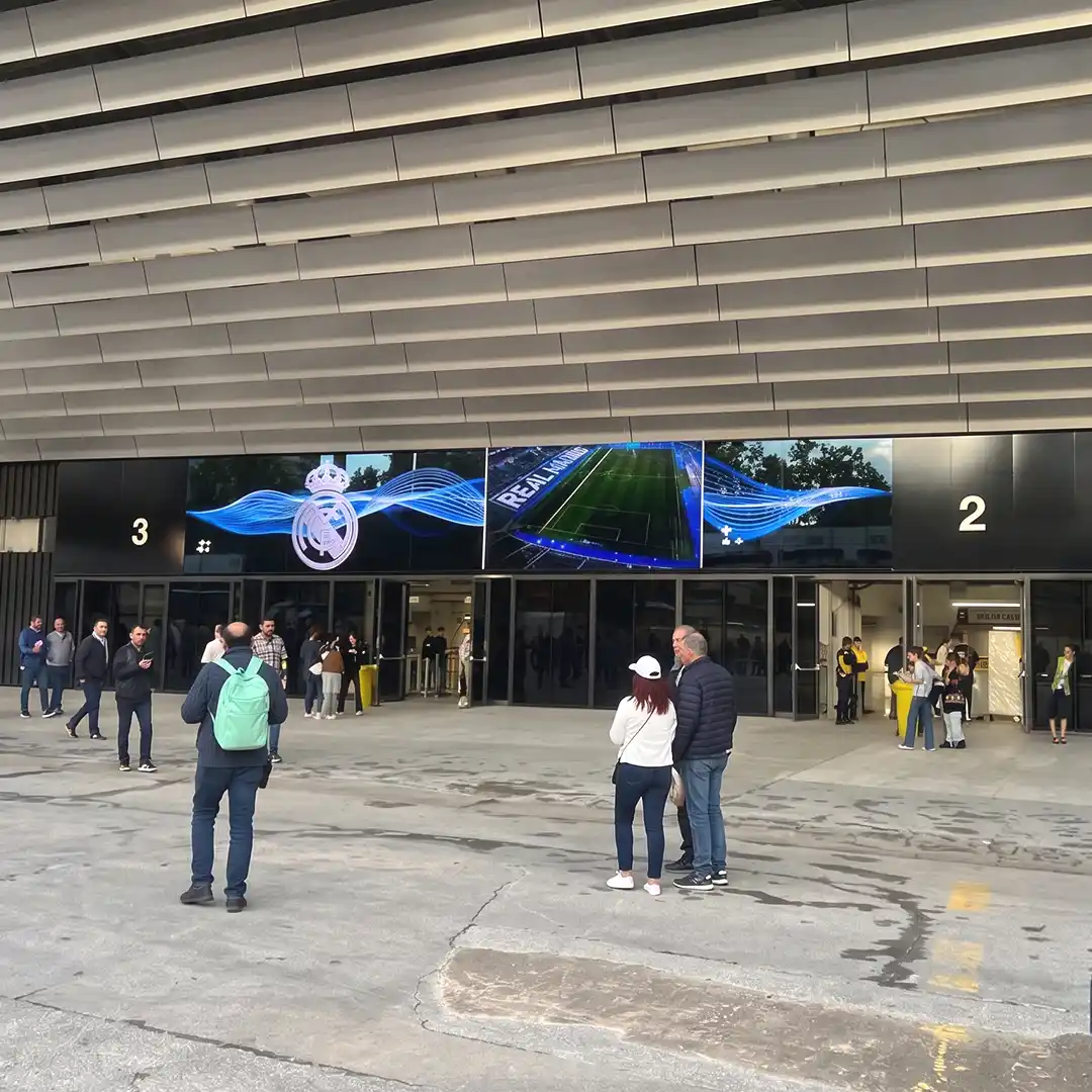 Plain Text
1
Digital content displayed on the LED glass façade of the Real Madrid Official Megastore at Santiago Bernabéu