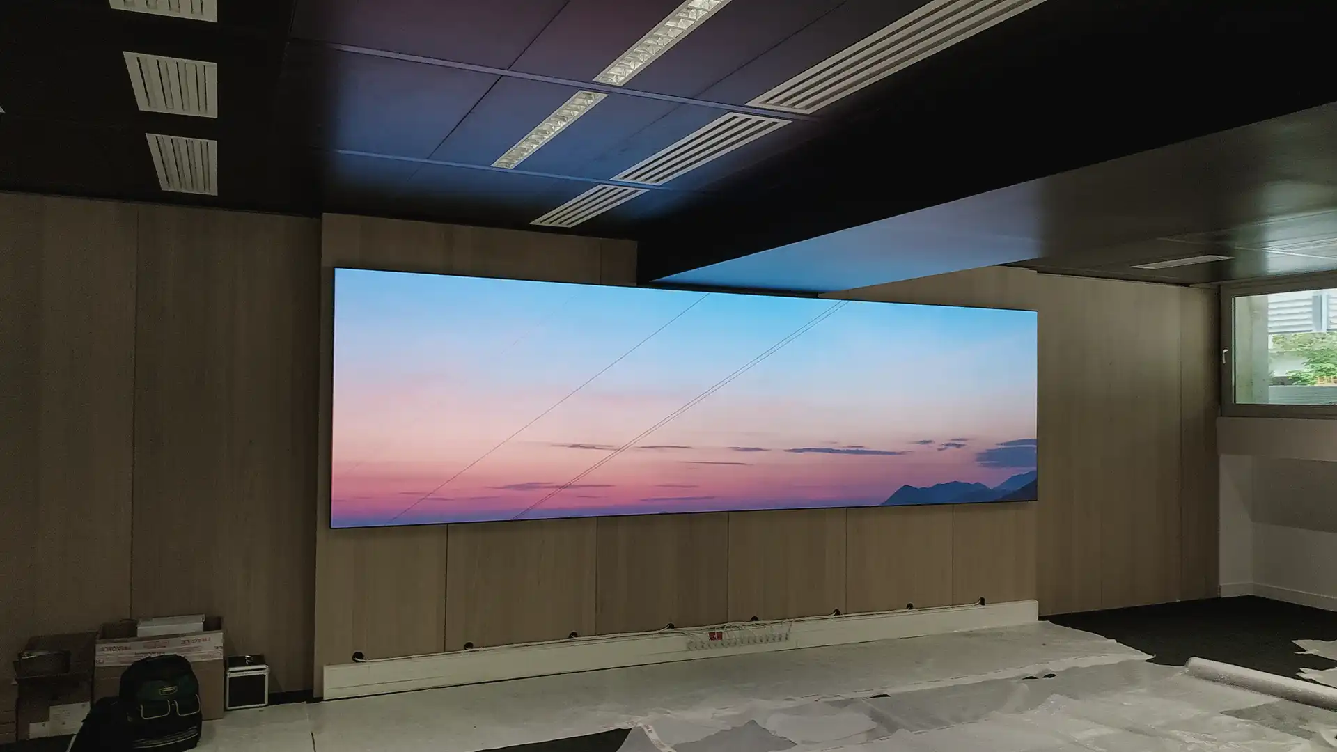 Crisis room at Saint-Denis facility equipped with INFILED LED display ensuring operational precision and redundancy.