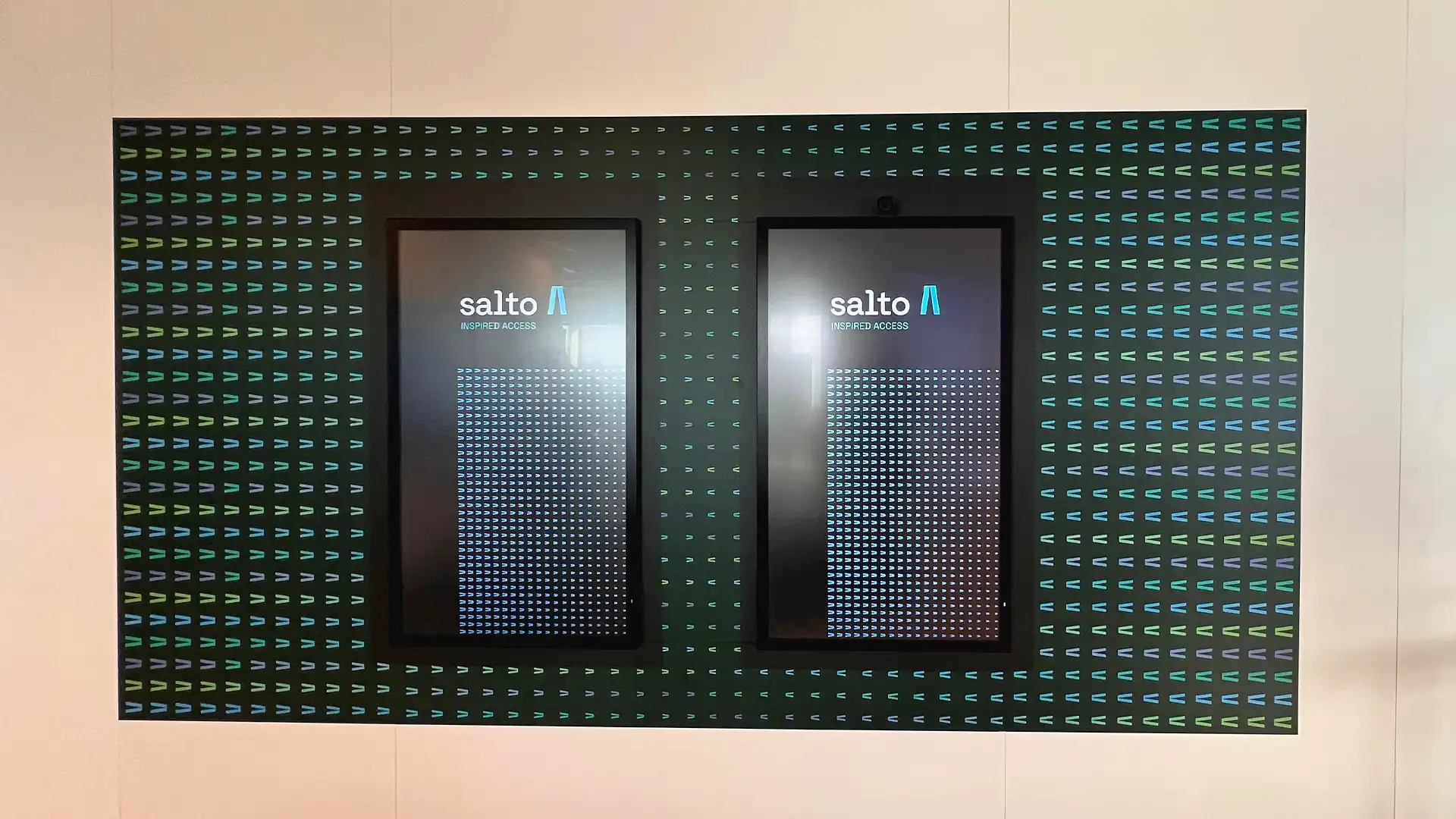 Showroom interattivo presso SALTO con display touch, tecnologia 