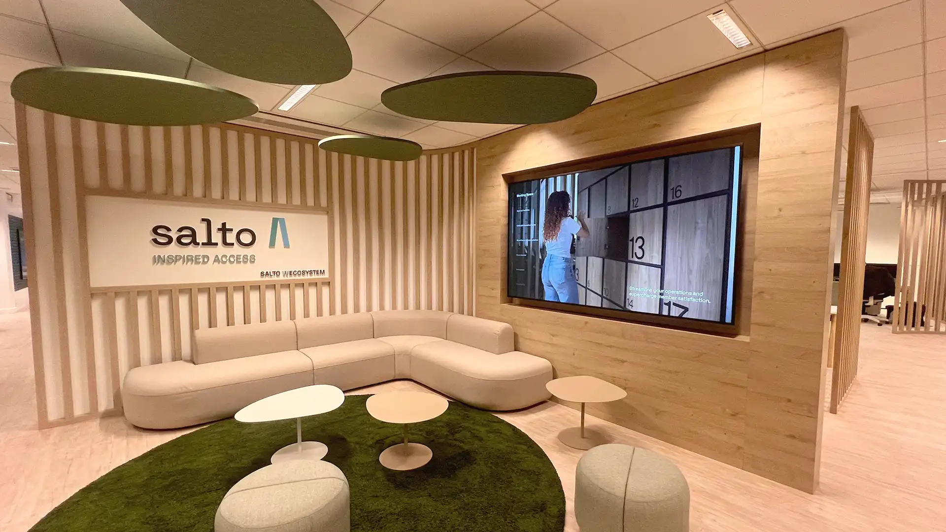 Vista interna dello showroom della sede centrale di SALTO Systems a Nanterre, Francia, con display LED UHD e tecnologia interattiva integrata da TRISON.