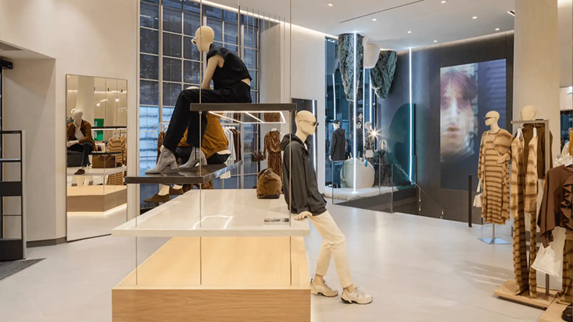 Digitale Beschilderung eingebettet in die Architektur des Scalpers Gran Vía Geschäfts.