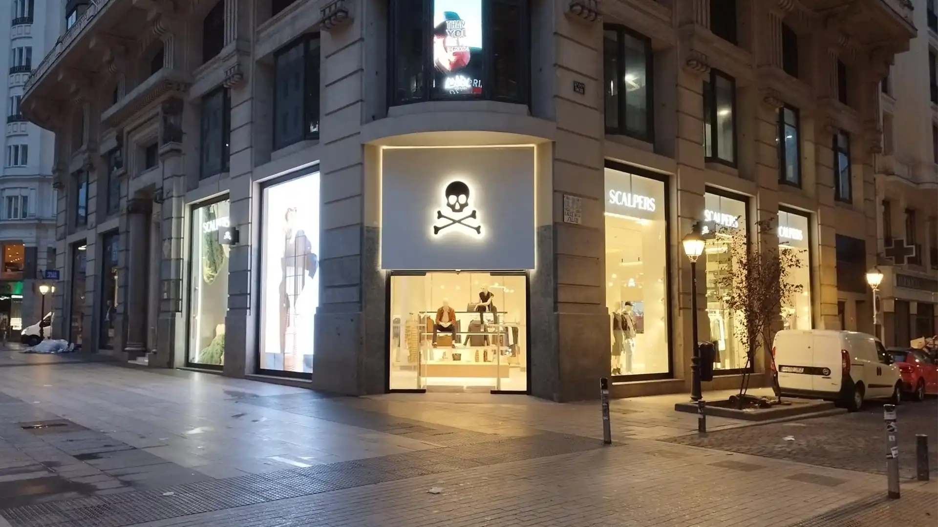 Immersiver Innenraum des Scalpers-Flagship-Stores mit integriertem visuellen und akustischen Design.