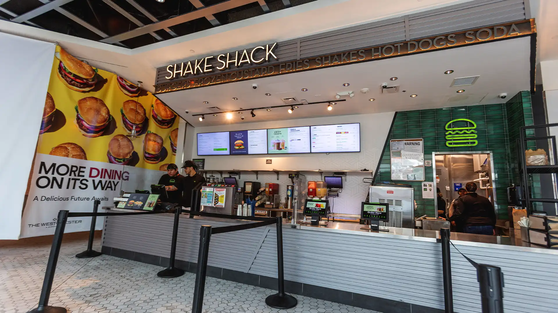 Video wall promozionale presso il ristorante Shake Shack che mostra offerte a tempo limitato integrate da TRISON North America.