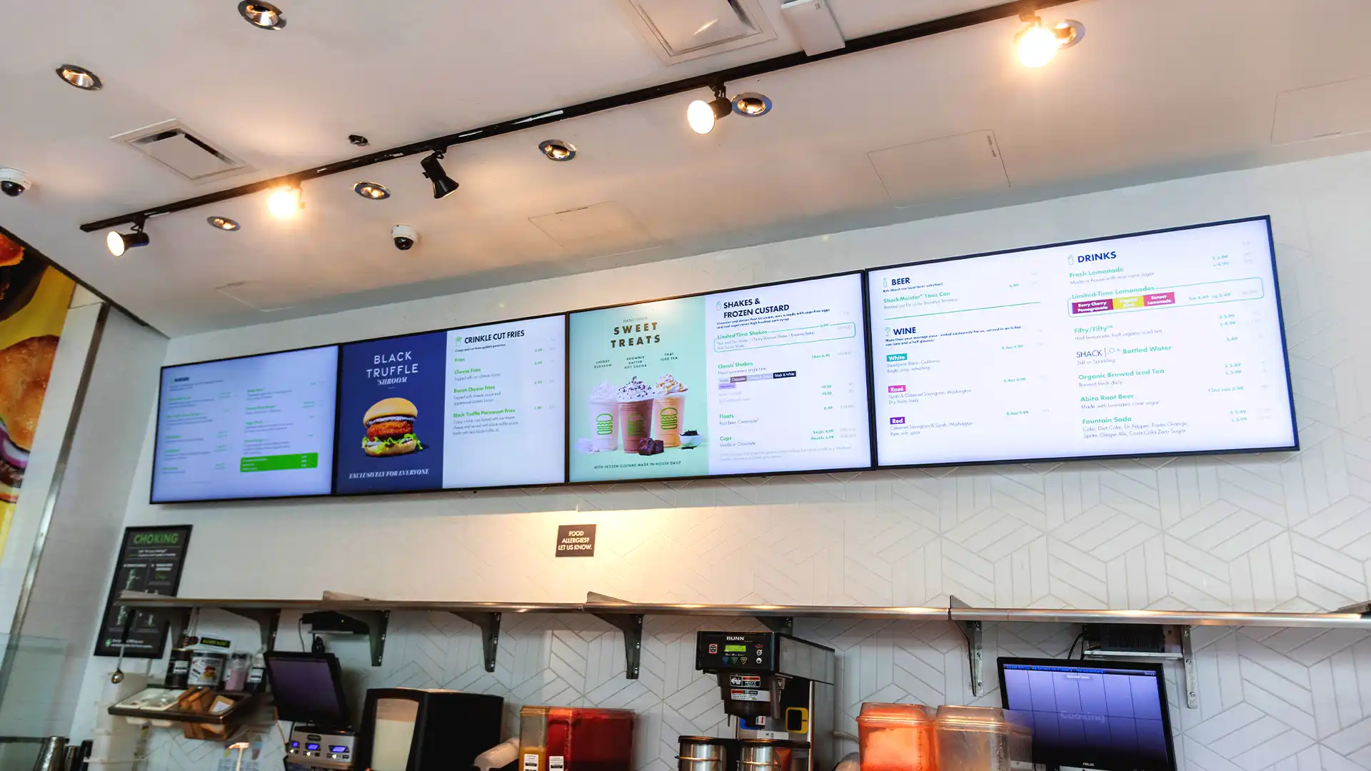 Vista interna di Shake Shack con la segnaletica digitale di TRISON North America che mostra il messaggio 