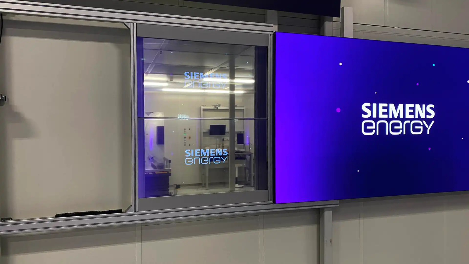 Installazione con schermi OLED trasparenti e LED che visualizza le tecnologie di camera bianca di Siemens Energy presso lo stabilimento di Vacuum Interrupter di Berlino.