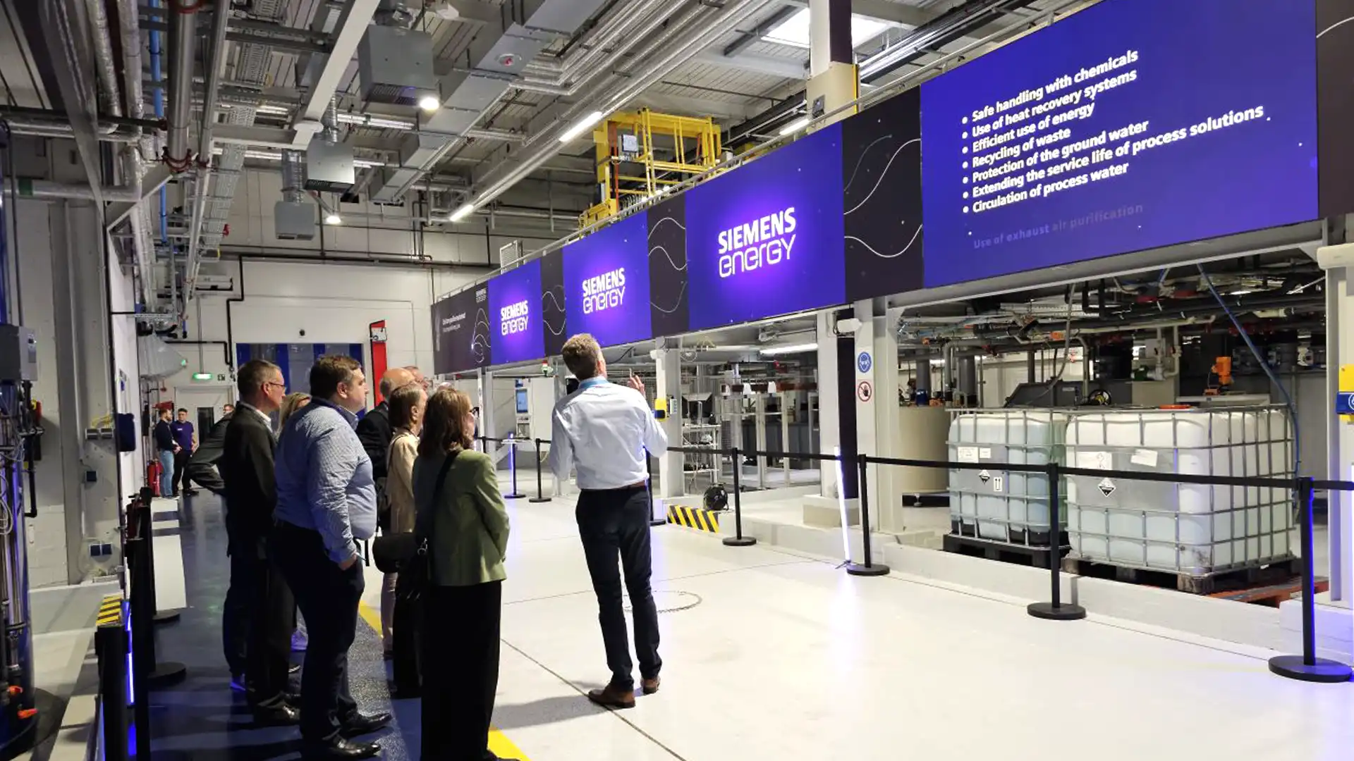 Videowall LED che illustra la fase di elettrolucidatura del processo di produzione dei vacuum interrupter di Siemens Energy a Berlino.