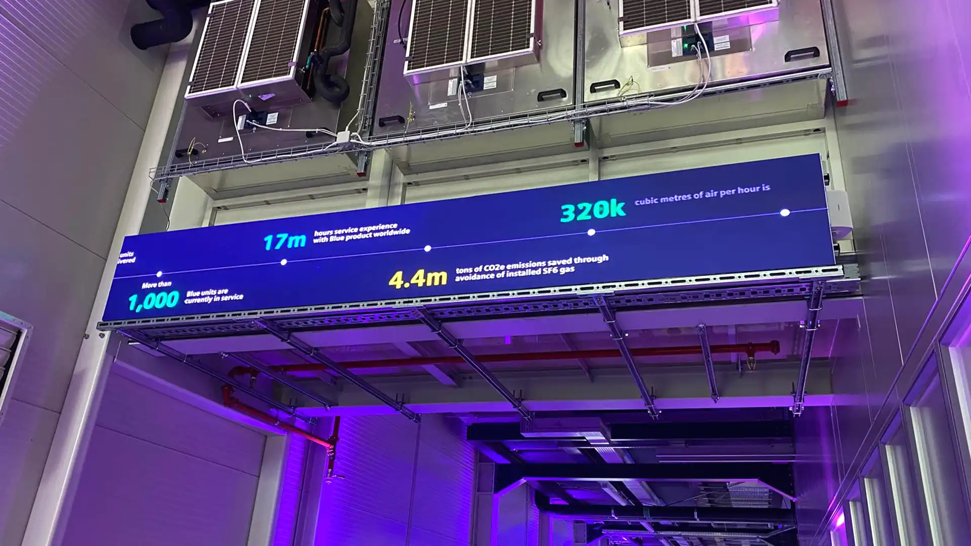 Striscione LED a forma di cassetta delle lettere presso lo stabilimento di Berlino di Siemens Energy che evidenzia l'impegno di sostenibilità dell'azienda e gli obiettivi di neutralità climatica.