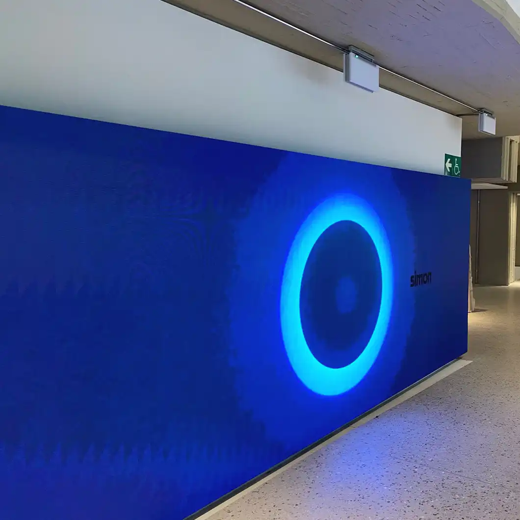 Versatile screens in La Casa de la Luz displaying corporate and presentation content.