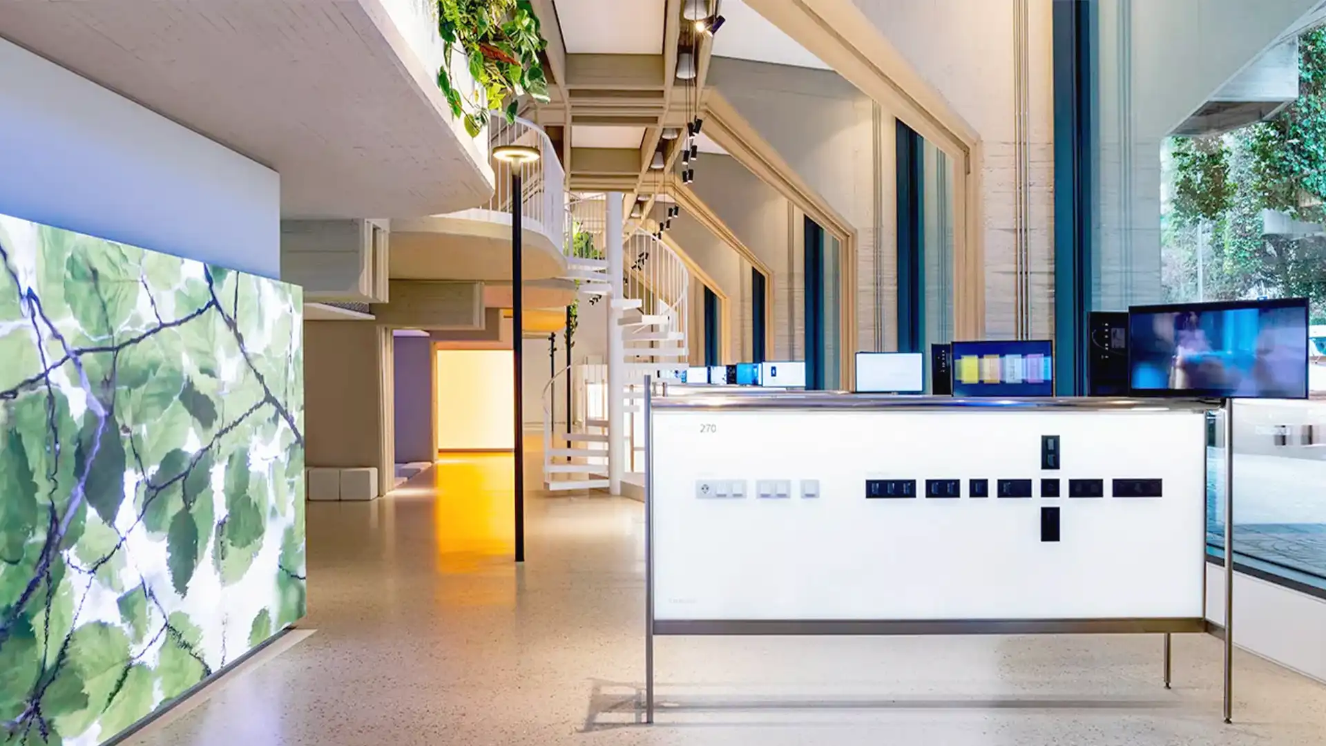 Immersive technological and experiential setup at La Casa de la Luz showcasing SIMON solutions.