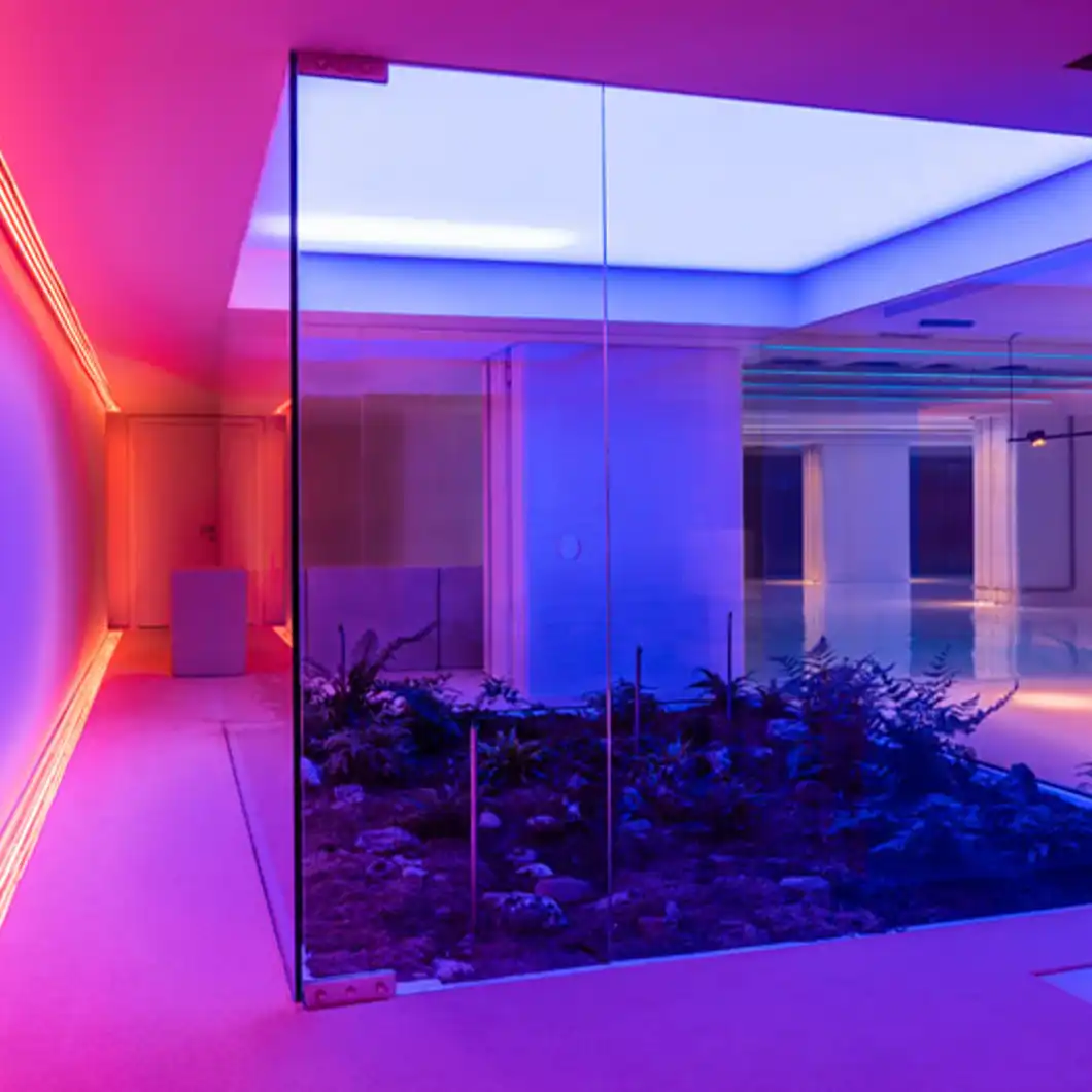 Formal meeting room with integrated sound and P1.5 LED screen for presentations.