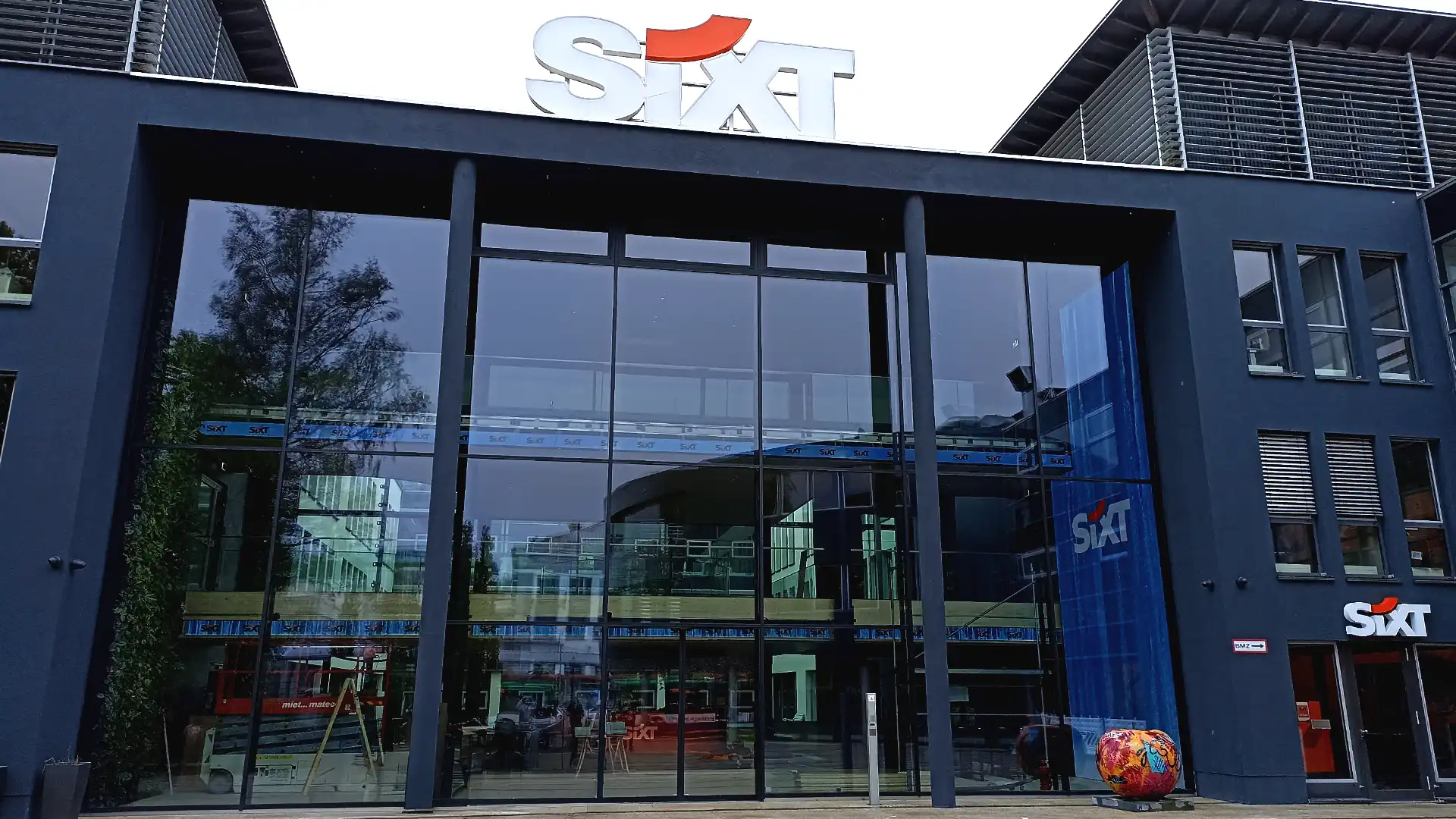 Main façade of SIXT Pullach headquarters.