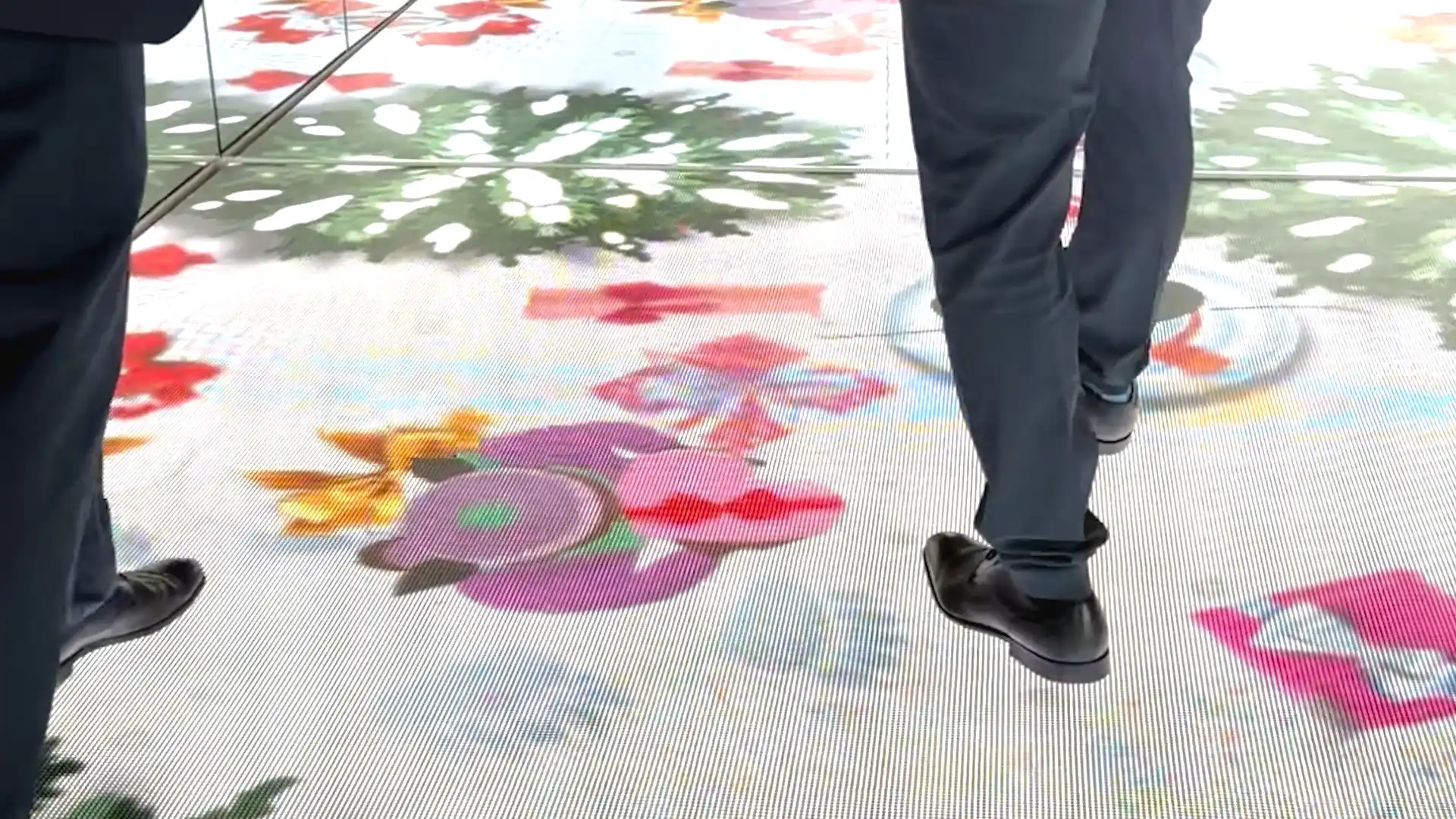 Il tetto interattivo della Sky Tower è caratterizzato da una pavimentazione dinamica a LED e da elementi audiovisivi creativi per i visitatori.