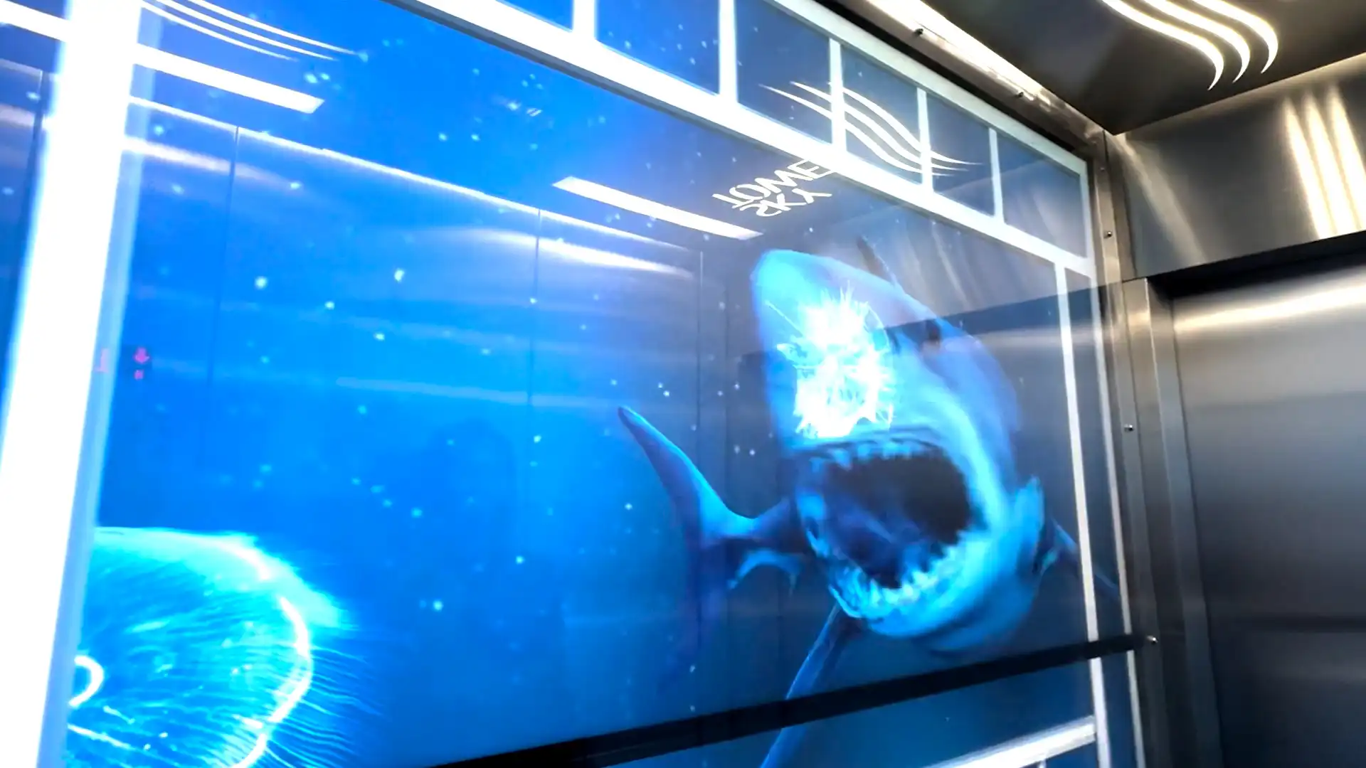 Vista esterna della Sky Tower di Breslavia, in Polonia, con illuminazione immersiva e trasformazione digitale progettata da TRISON Necsum.