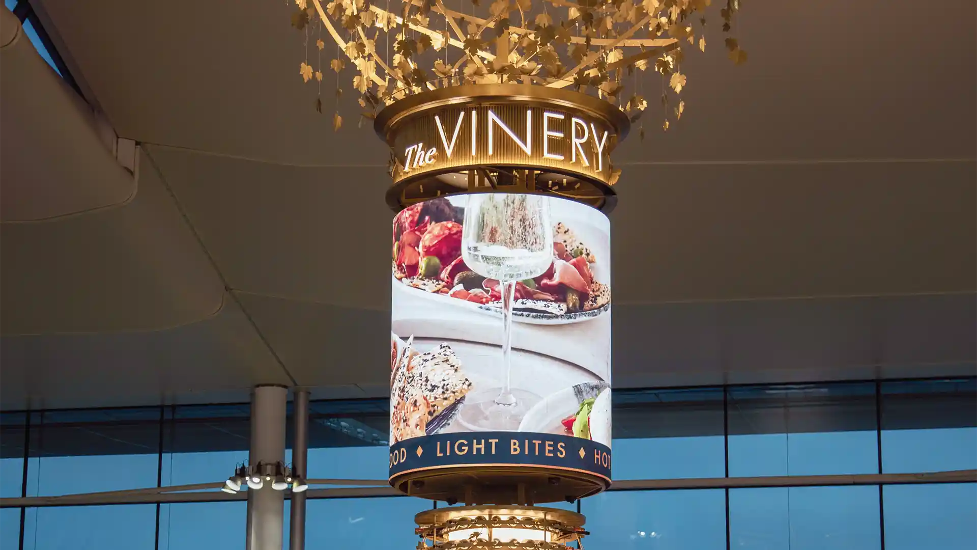 Colonna LED a 360 gradi sopra il bar centrale di The Vinery, che mostra contenuti digitali immersivi ispirati ai vigneti inglesi.