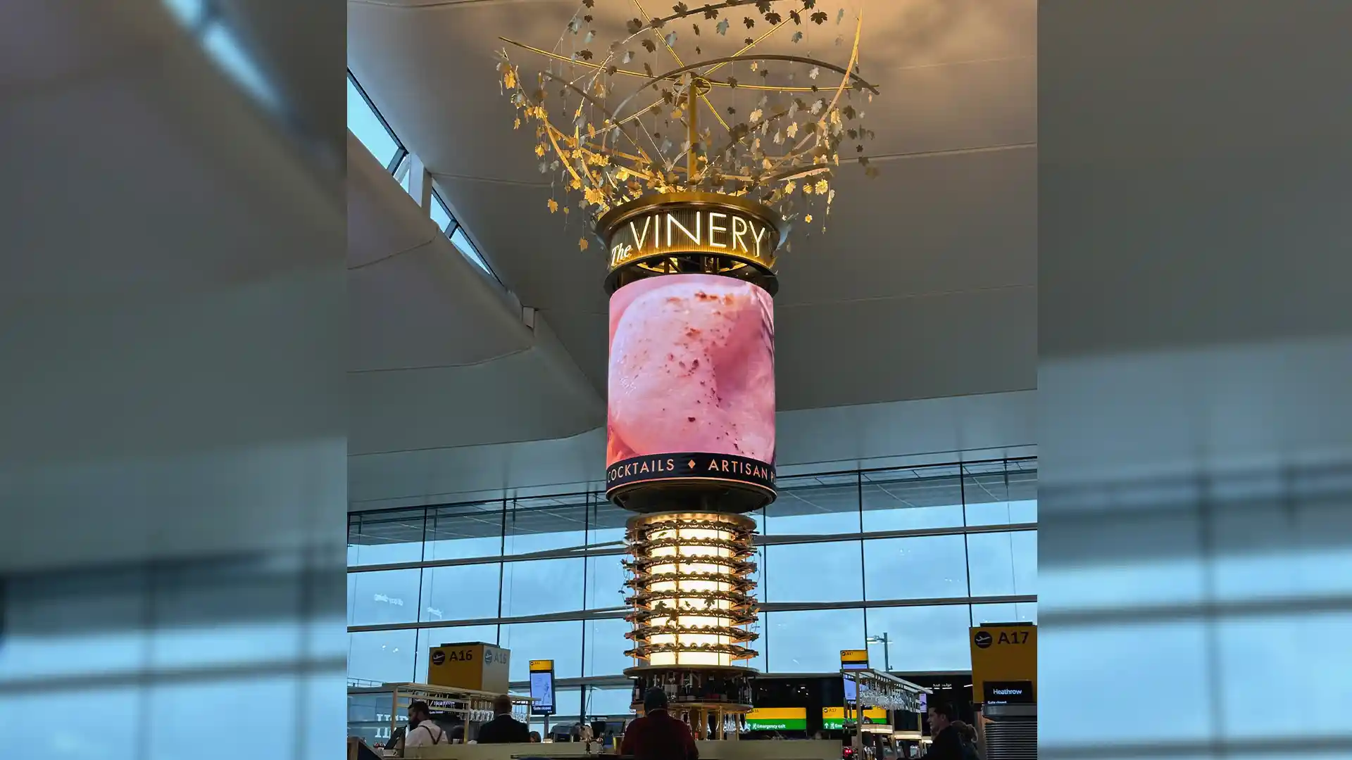 Primo piano della grafica in movimento personalizzata creata da TRISON per un looping a 360° senza soluzione di continuità sulla tela LED cilindrica.