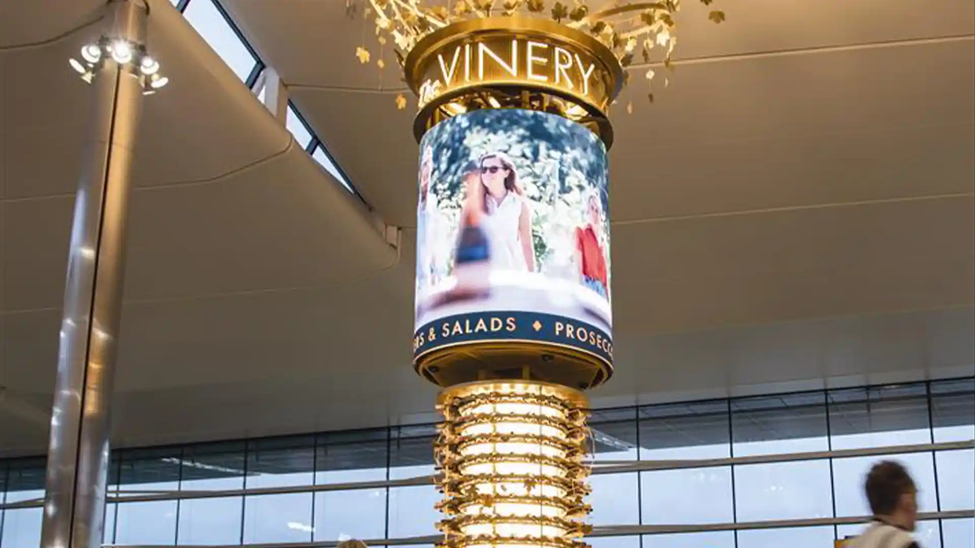 Vista architettonica dell'installazione LED centrale a 360° che mostra la complessità dell'integrazione di un display cilindrico senza soluzione di continuità sopra l'area bar.