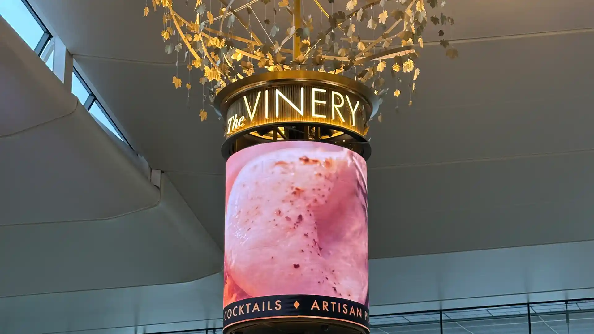 I contenuti cinematografici in movimento ispirati al vigneto vengono visualizzati sulla colonna LED a 360°, esaltando l'ambiente premium del bar.