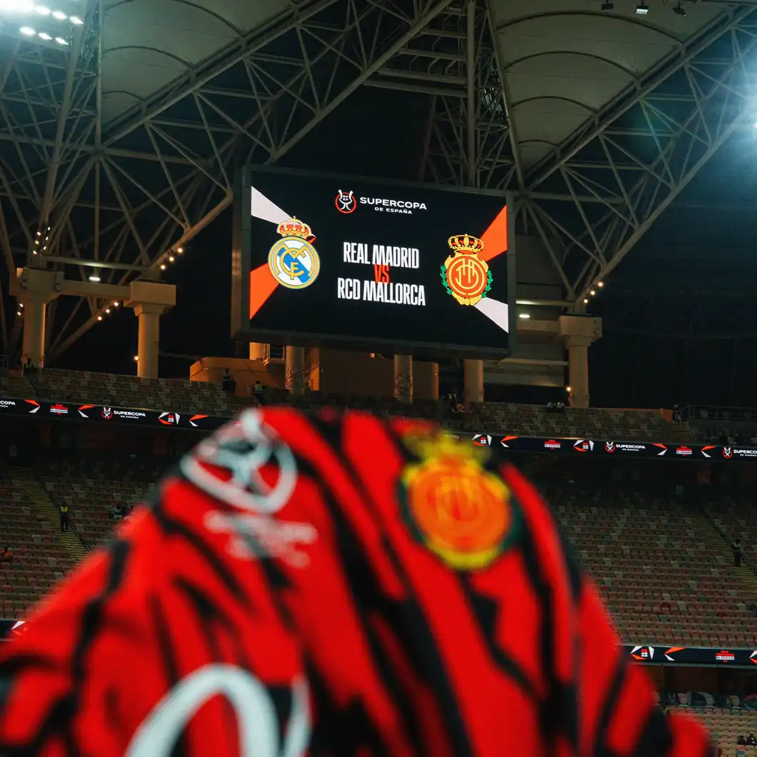 Stadion-LED-Wände, die während des spanischen Supercups 2025 in die Fernsehübertragung integriert wurden.