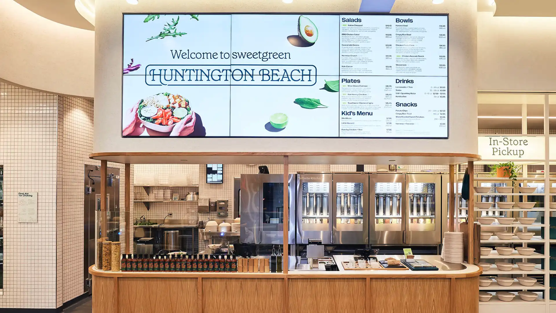 Sweetgreen-Restaurant mit digitalen Menütafeln und nachhaltiger Markenwerbung, integriert von TRISON North America.