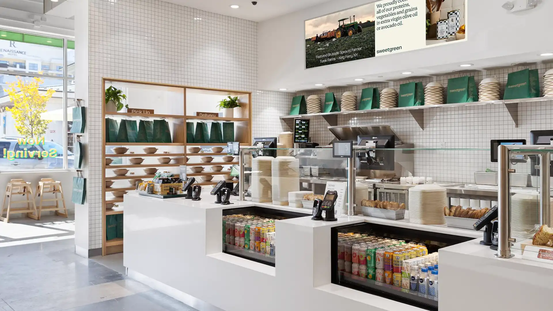 Digitale Beschilderung bei Sweetgreen, die den aktuellen Bestellstatus und Nachrichten zur Nachhaltigkeit anzeigt.