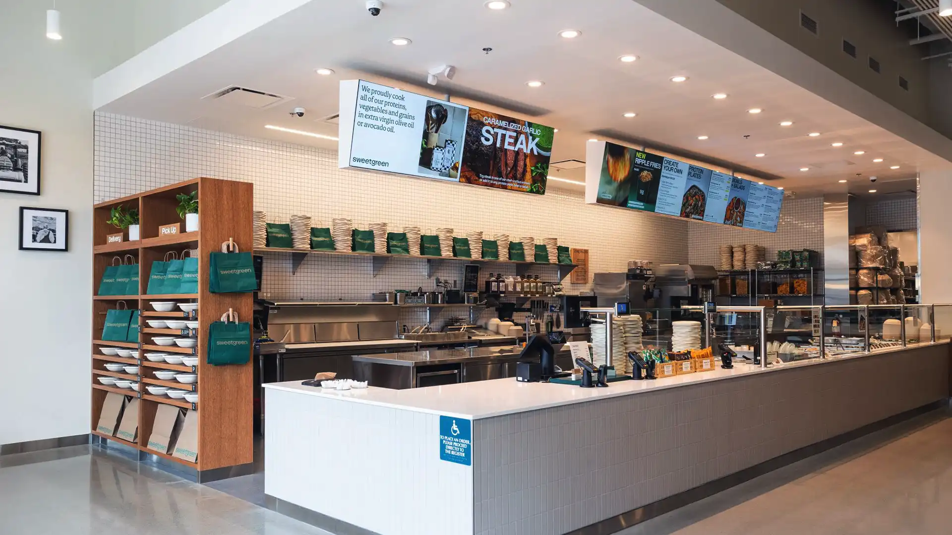 Digitale Inhalte im Sweetgreen-Restaurant, die das Engagement der Gemeinschaft und das Erzählen von Geschichten über Nachhaltigkeit in den Mittelpunkt stellen.