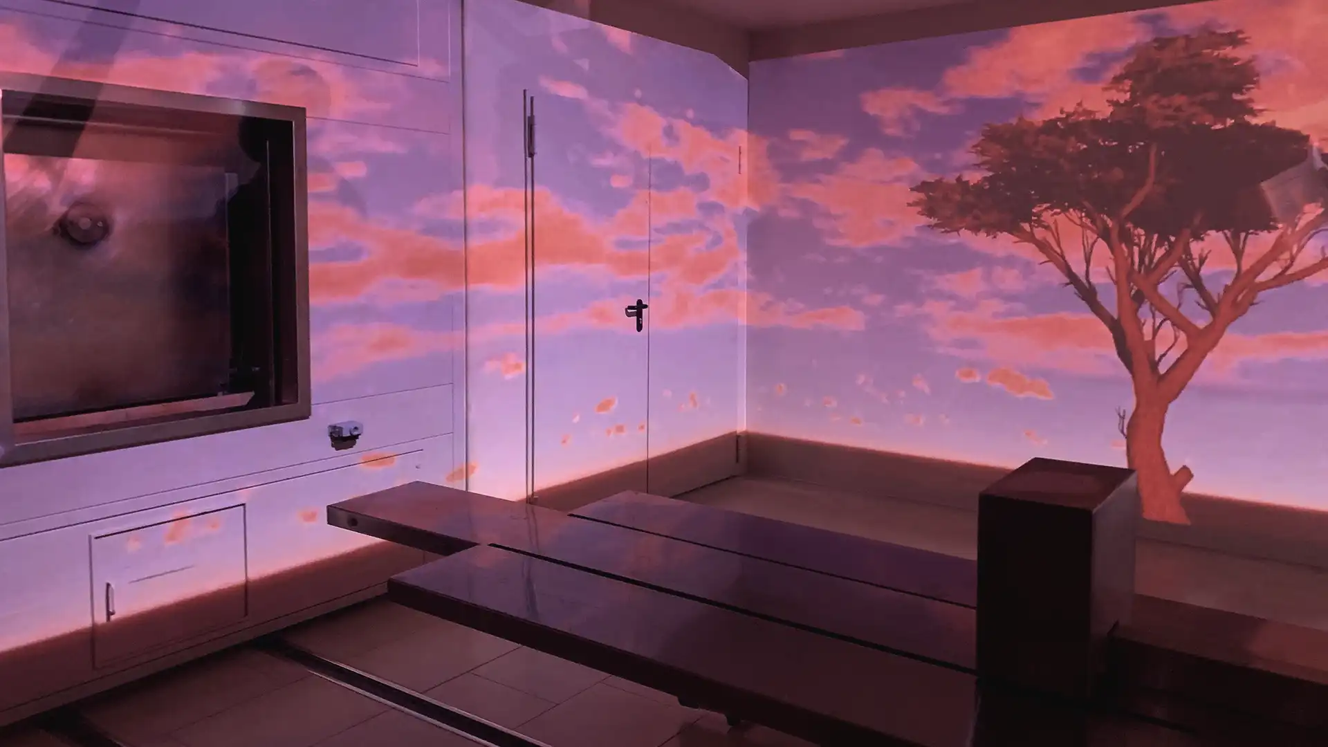 Sala d'addio immersiva presso il Tanatorios Albia di A Coruña, con proiezioni HD sincronizzate e illuminazione ambientale integrata da TRISON.