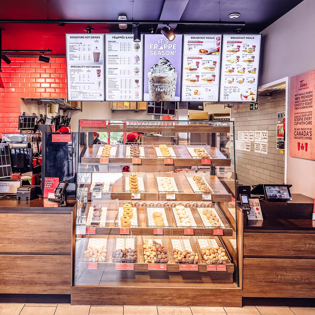 Menú digital de Tim Hortons mostrando promoción de temporada Frappé en restaurante UK