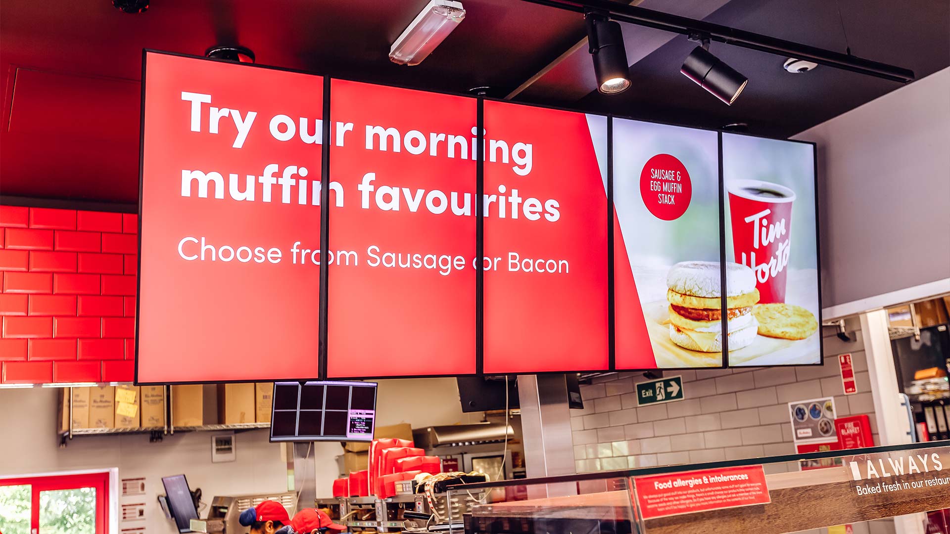 Quiosco de autoservicio en restaurante Tim Hortons UK con menú digital de desayunos en pantalla