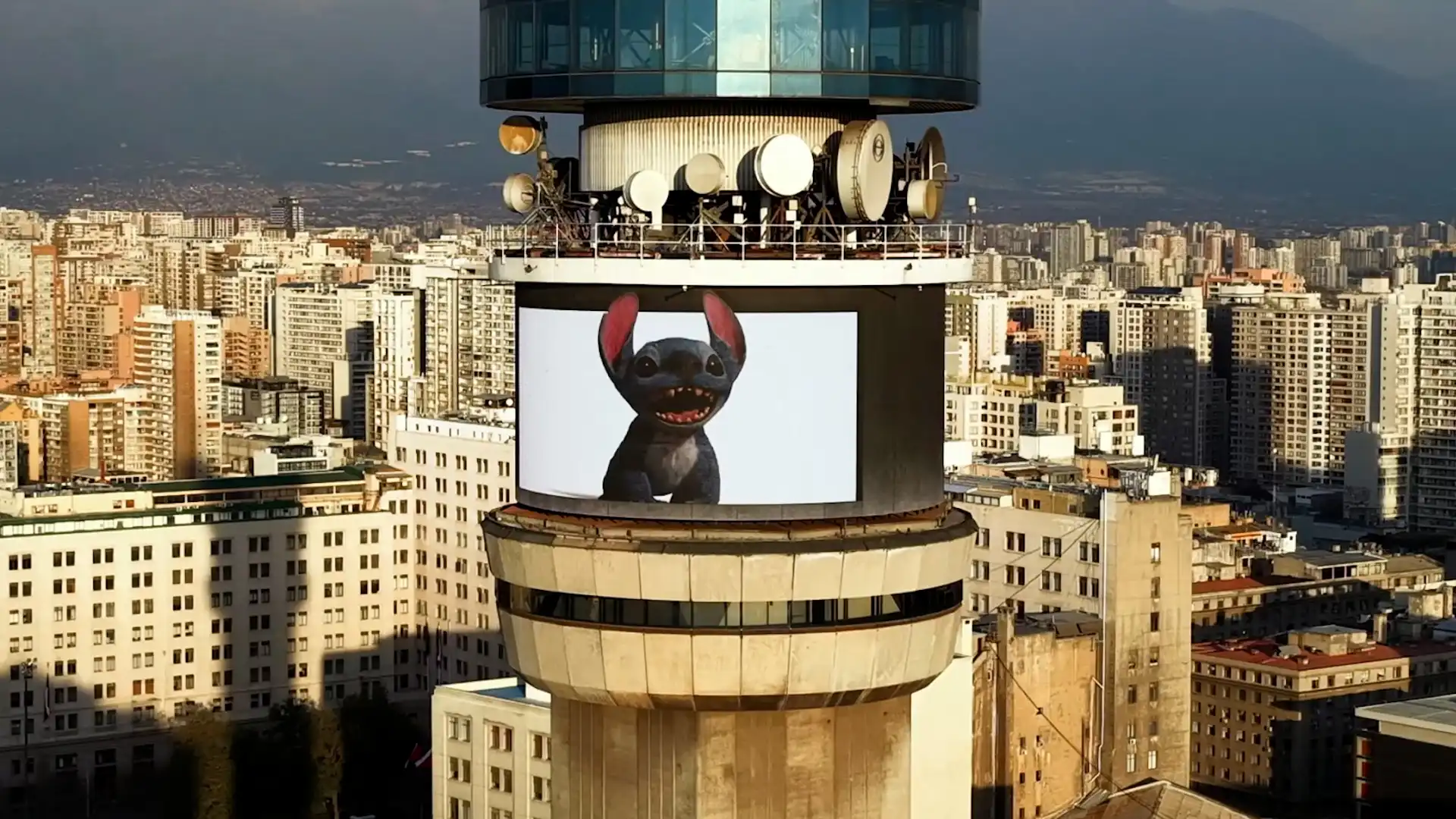 Vertical LED façade of Torre Entel displaying synchronized animations and digital graphics integrated by TRISON Necsum.