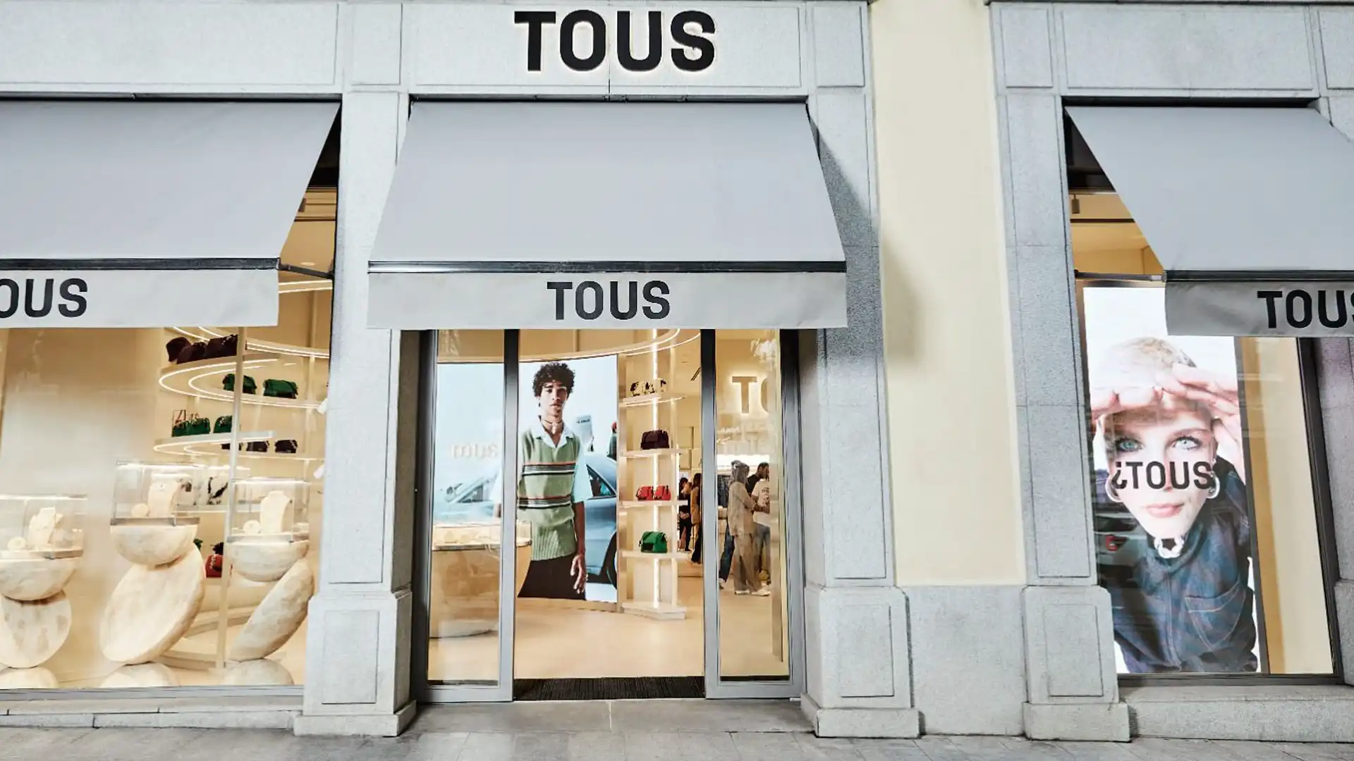 Display LED e LCD all'interno di un negozio TOUS per comunicare i contenuti del marchio.