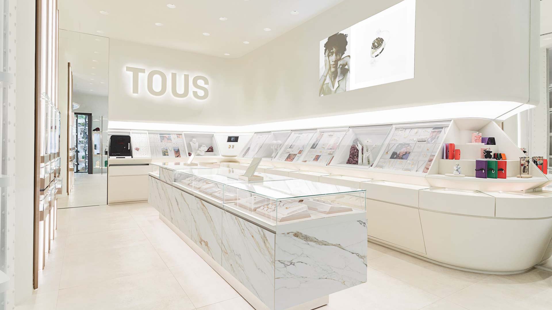 Spazio esterno con sistema audiovisivo personalizzato di TOUS che migliora il percorso del cliente.