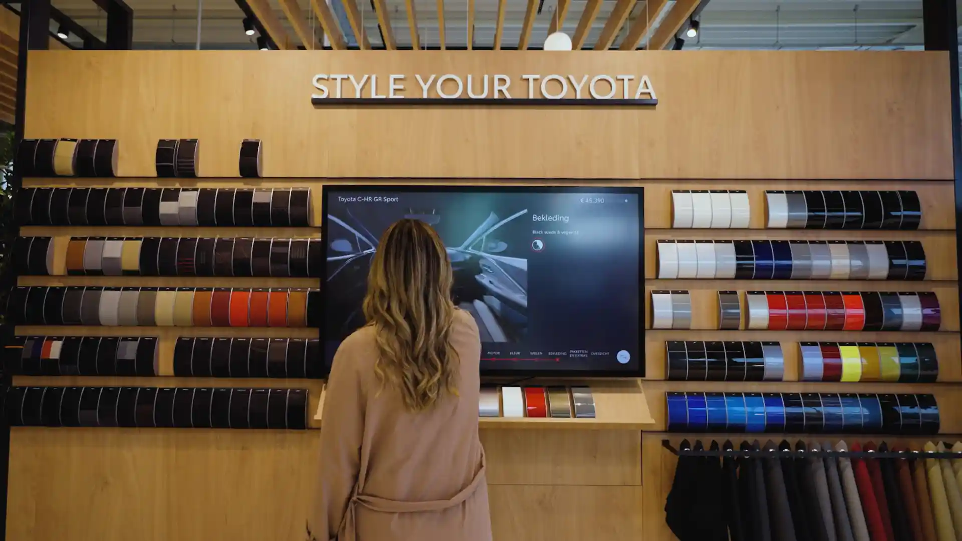 Monitor LCD interactivo de Toyota que muestra información de modelos y servicios.