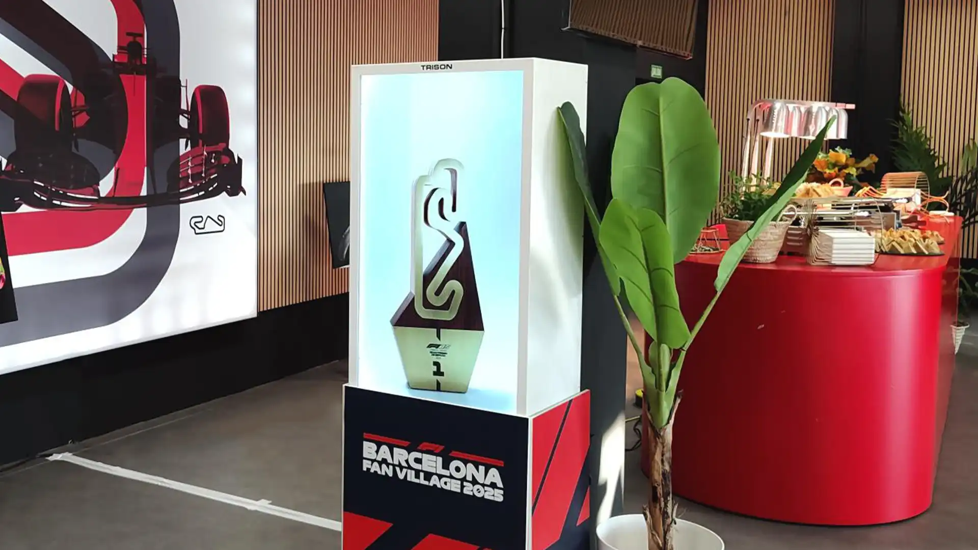 Le public profite de l'expérience audiovisuelle immersive de la Formule 1 créée par TRISON lors de la tournée de présentation officielle à Madrid.