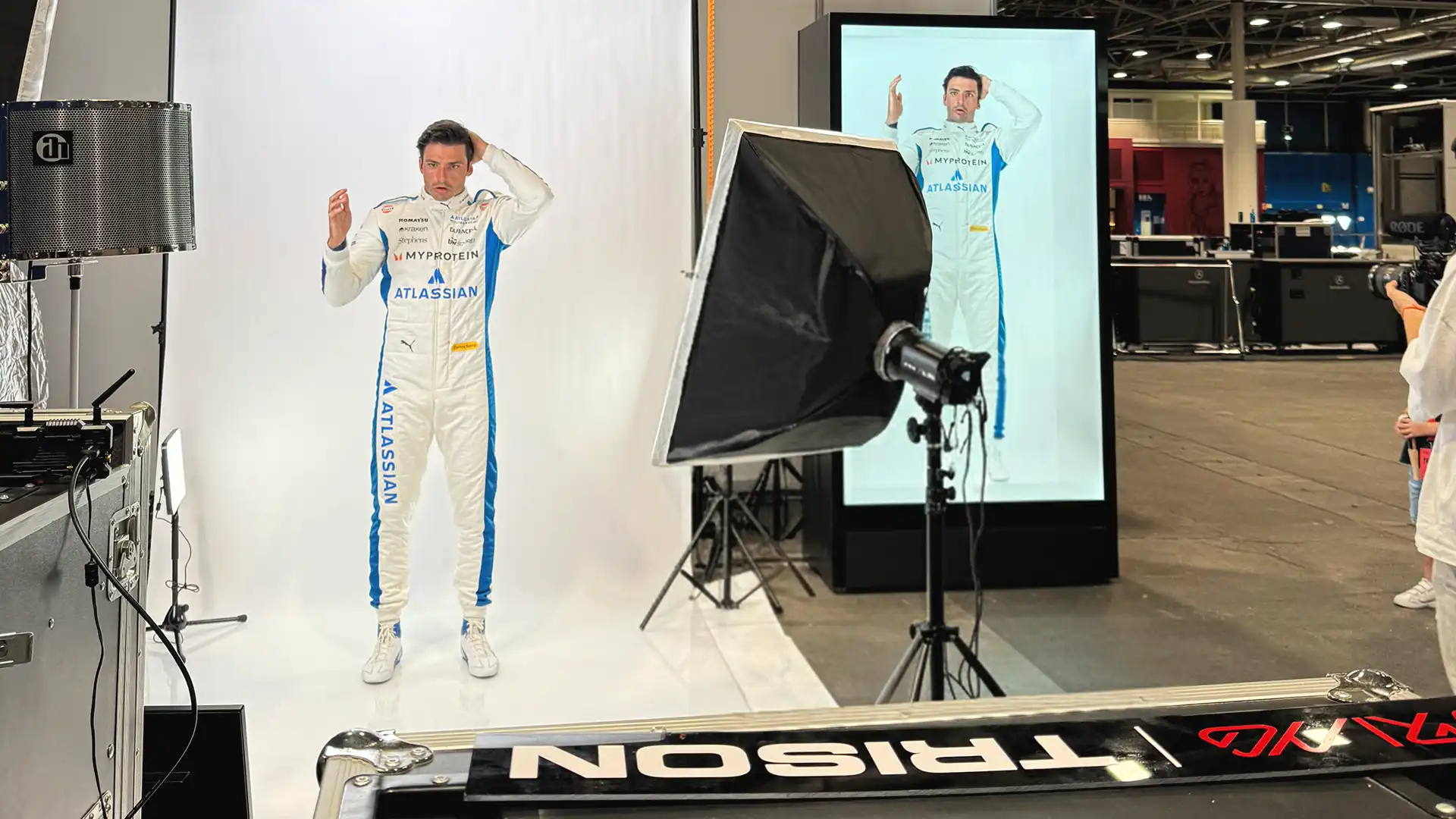 TRISON Holobox Installation holographique 3D présentant le trophée de F1 au Circuit de Barcelona-Catalunya.