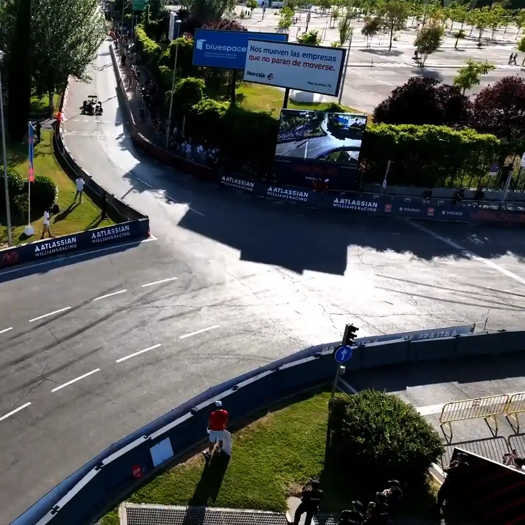Des écrans LED grand format ont été installés par TRISON lors de la tournée de présentation de la Formule 1 à Madrid, garantissant une bonne visibilité à tous les participants.