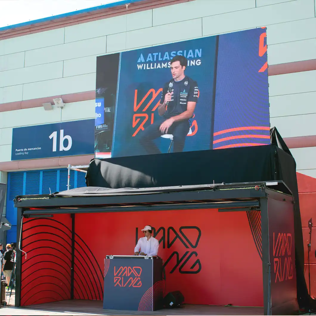 Système audio surround installé par TRISON lors du roadshow de la F1 pour améliorer l'expérience immersive grâce à un son de course réaliste.