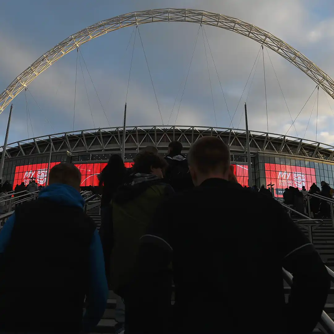 Écran LED extérieur de 40 m x 7 m sur la voie olympique affichant un contenu dynamique conçu par TRISON.