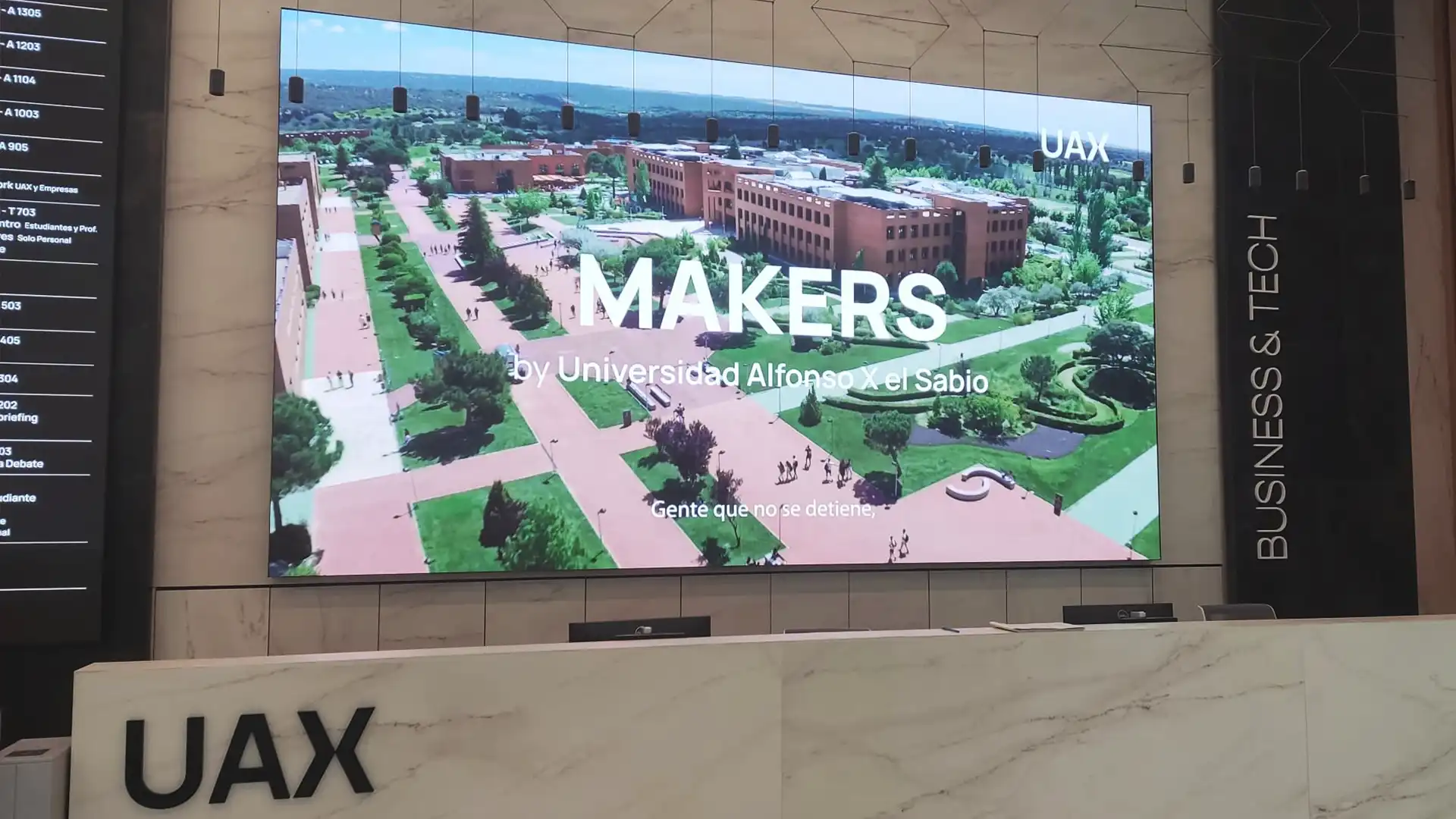 Großformatige LED-Installation auf dem Campus der UAX Madrid, integriert von TRISON für die Bildungs- und Unternehmenskommunikation.