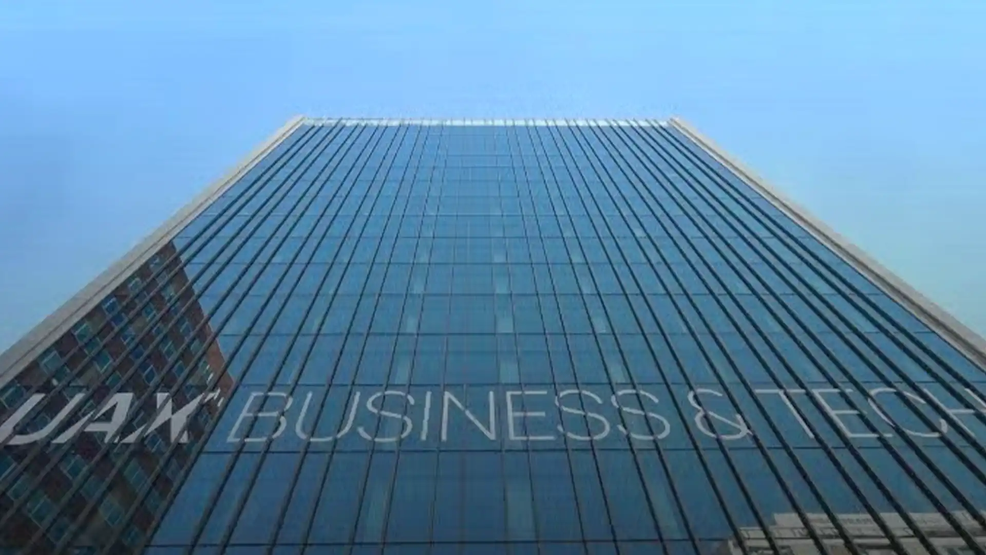 Videokonferenz-Klassenzimmer bei UAX, ausgestattet mit UHD-Bildschirmen, BYOD-Bars und professionellen audiovisuellen Systemen von TRISON.