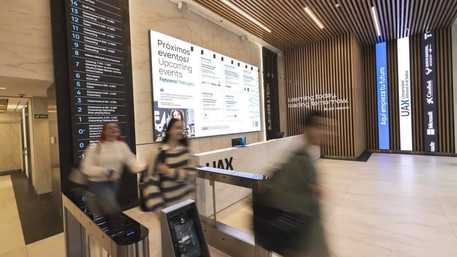 Blick auf den Campus der UAX Madrid mit dem großen LED-Bildschirm und der immersiven audiovisuellen Technologie von TRISON.