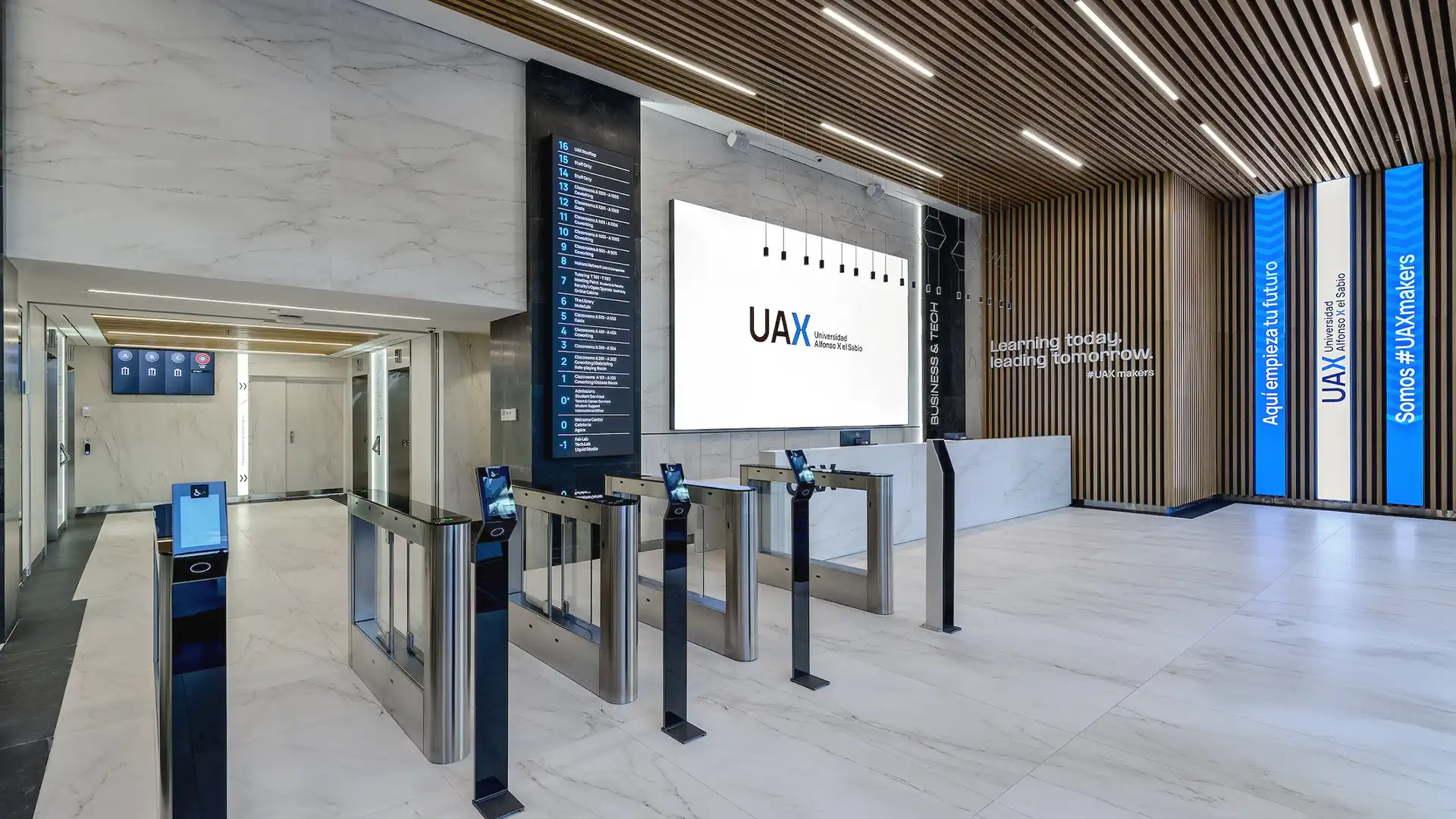 Immersives Klassenzimmer auf dem Campus der UAX Málaga mit LED-Display und interaktivem audiovisuellem Setup von TRISON.