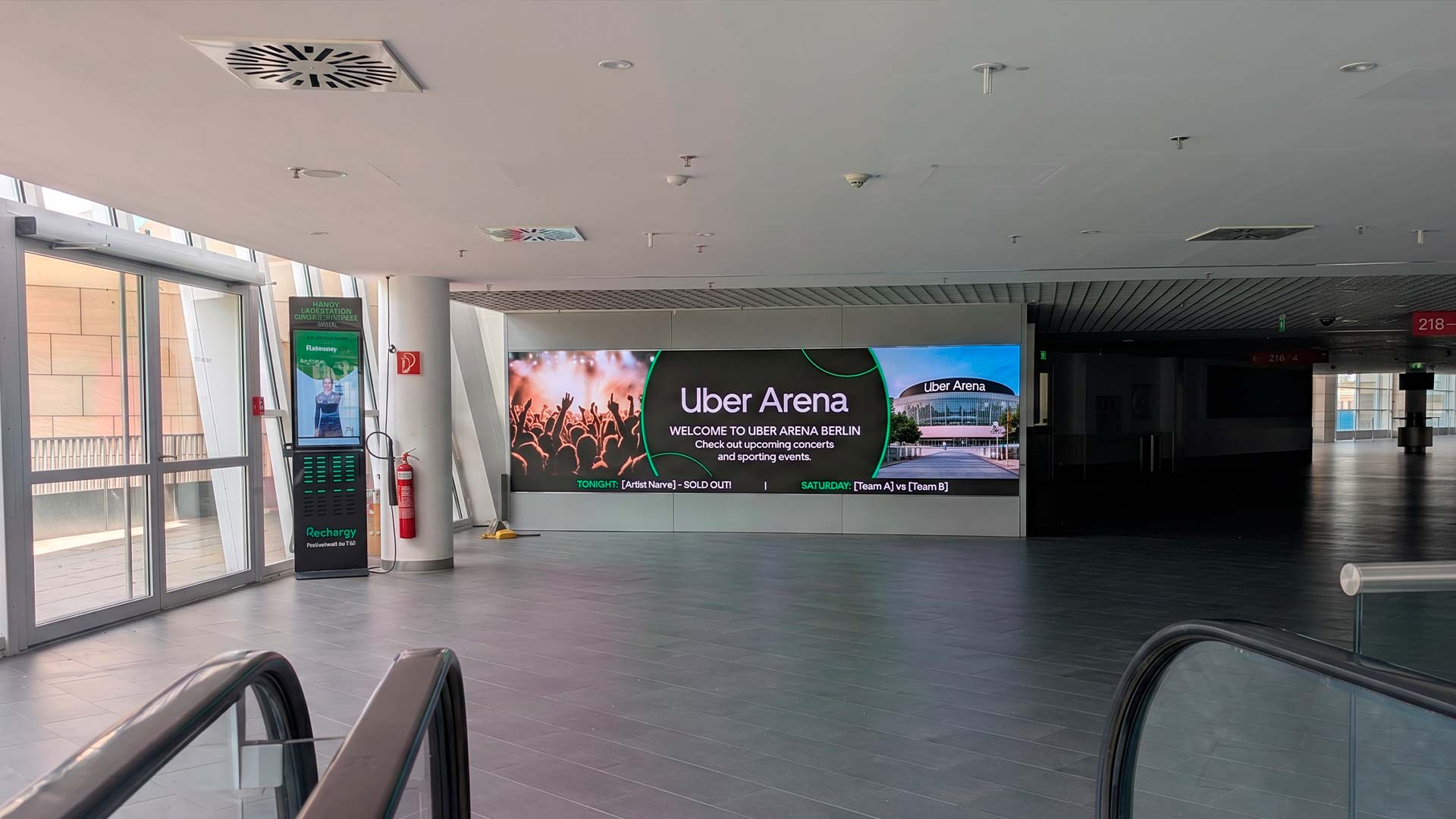 Écran LED d'Activation installé par TRISON dans le hall intérieur de l'Uber Arena à Berlin.