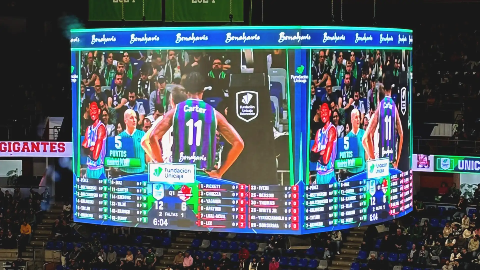 Vista della sala di controllo con i tecnici audiovisivi che gestiscono i contenuti in diretta durante una partita di basket dell'Unicaja Málaga.