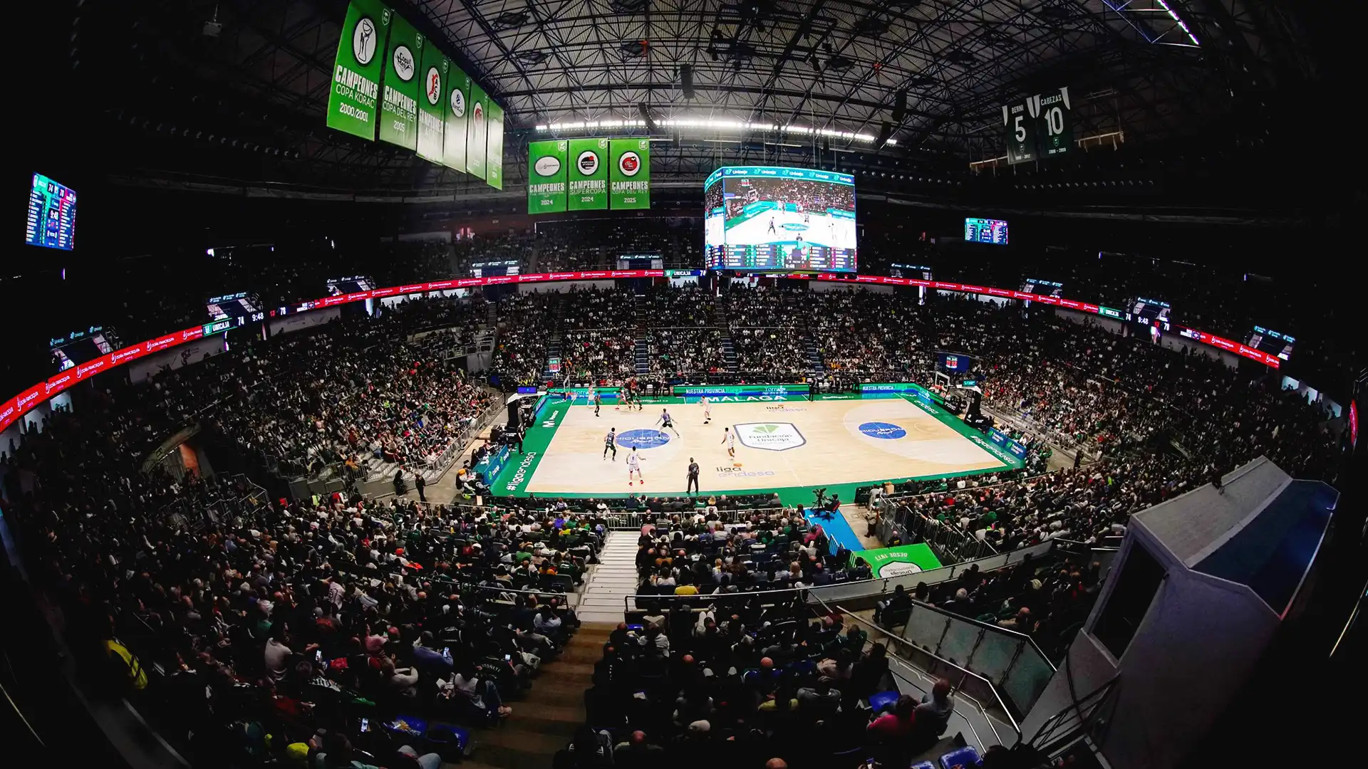 Vista panoramica dell'arena Martín Carpena durante una partita dell'Unicaja Málaga con la gestione audiovisiva di TRISON Yellowbricks in azione.