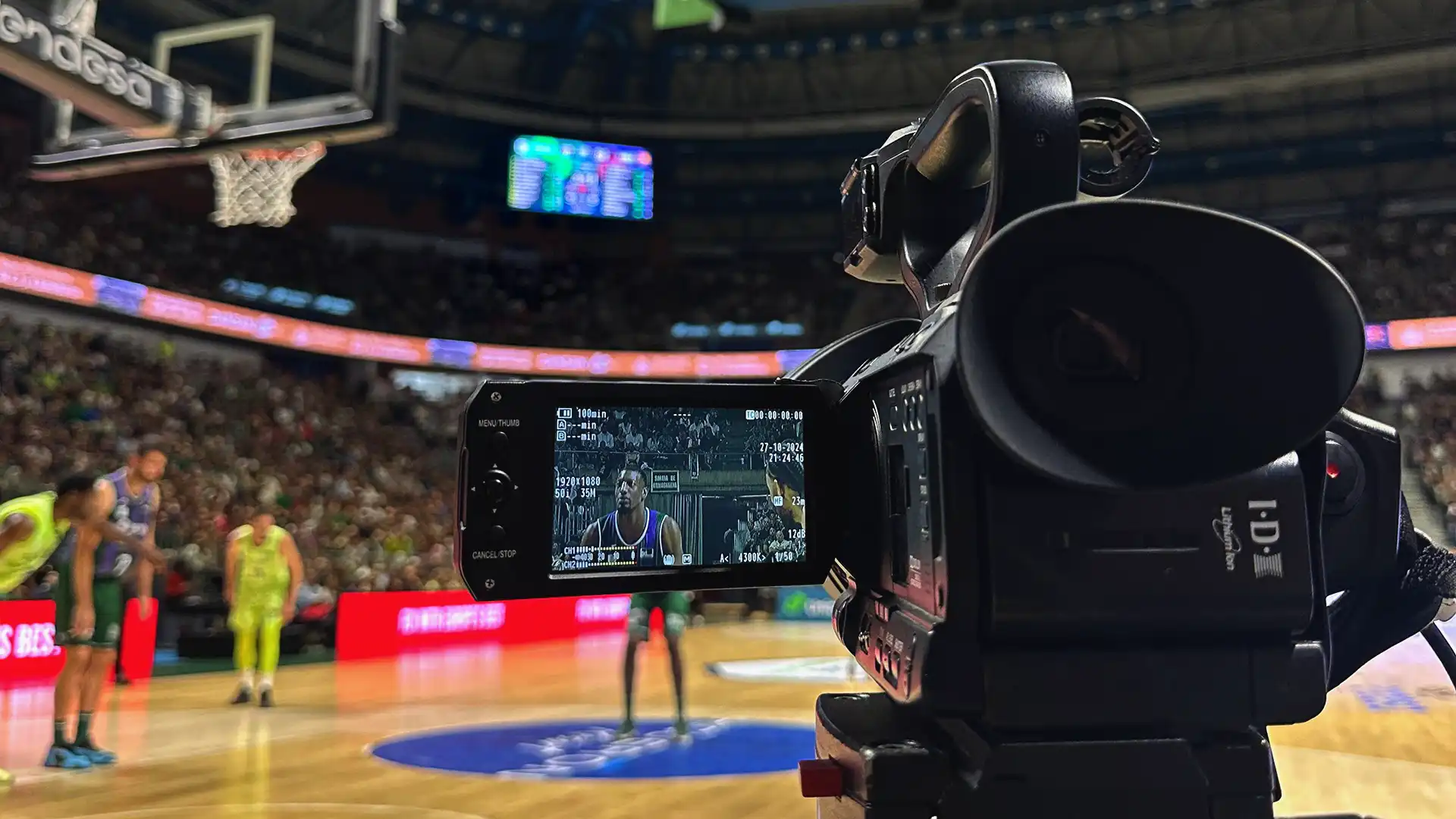 Schermi LED e illuminazione sincronizzati durante una partita dell'Unicaja Málaga per migliorare l'esperienza dei tifosi.