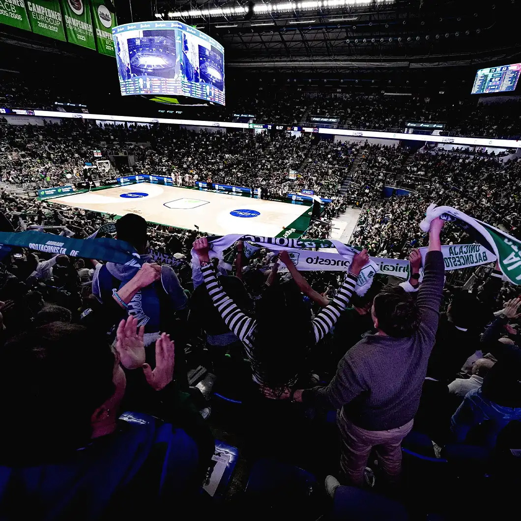 L'arena Martín Carpena durante una partita dell'Unicaja Málaga, che mostra il controllo audiovisivo in diretta e la grafica della partita a tema sugli schermi LED.