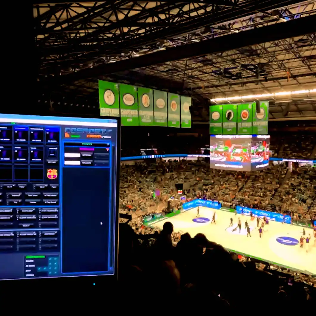 Tecnico TRISON Yellowbricks che aziona telecamere robotiche e sistemi audiovisivi durante una partita dell'Unicaja Málaga.