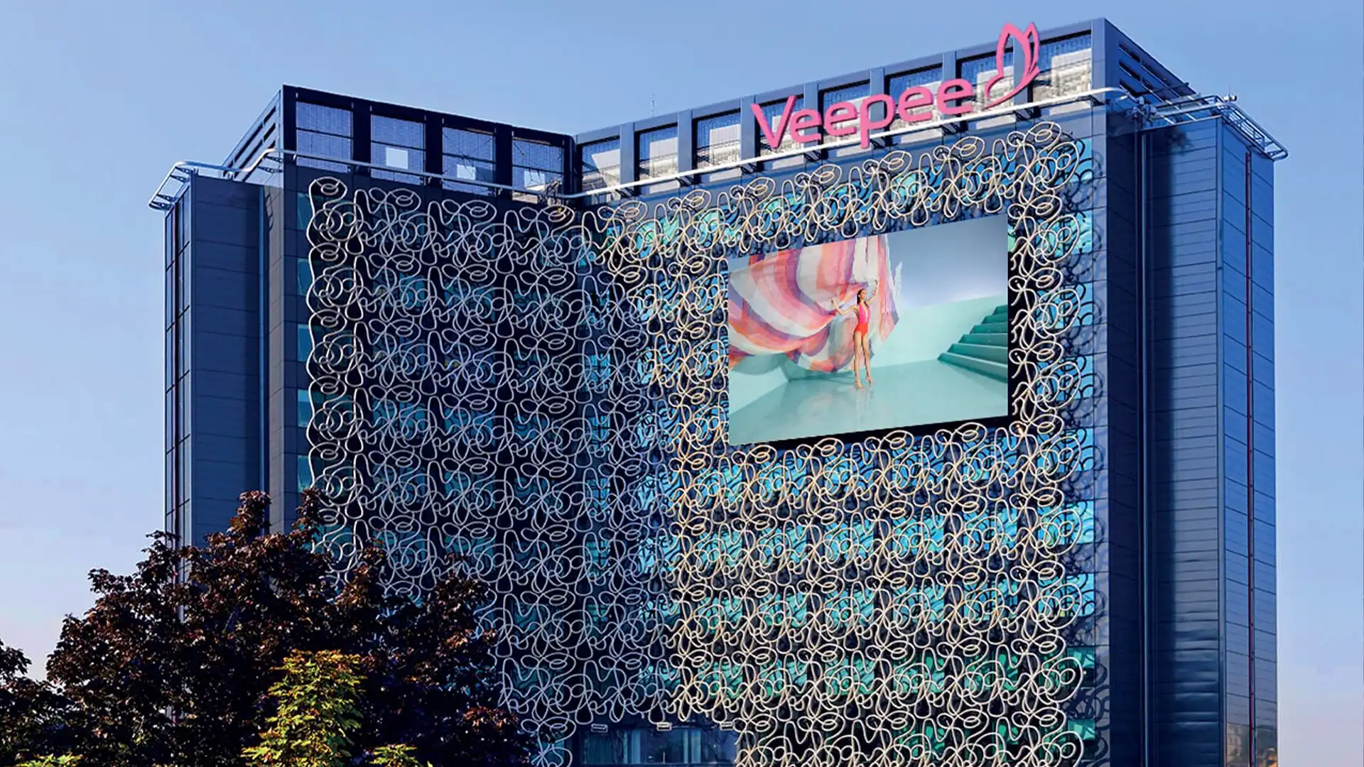 Day view of the VEEPEE P8 façade showing high-brightness HDR digital content.